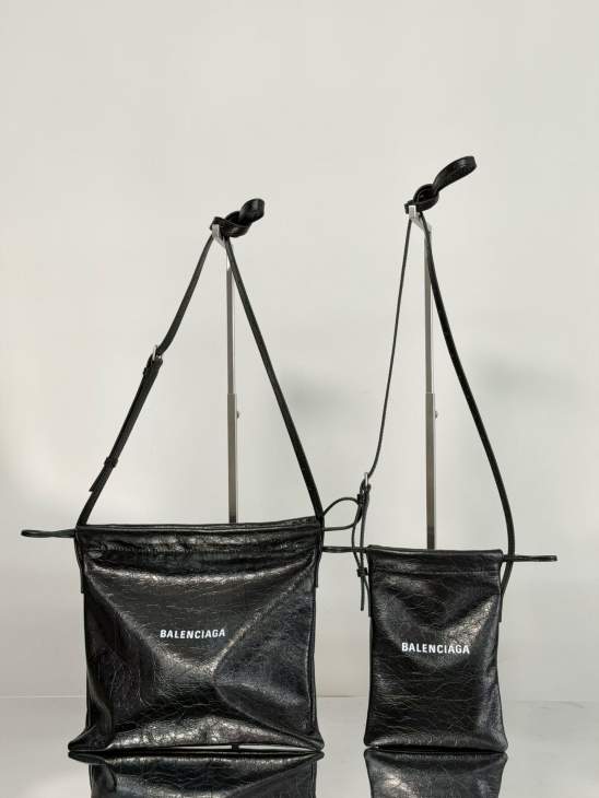 Picture of Balenciaga Handbags _SKUfw224475492fw